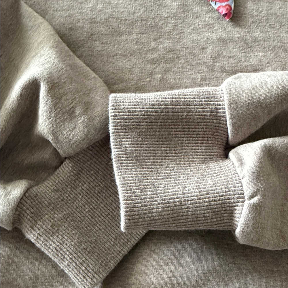 Varley Cozy sweatshirt with a floral accent scarf. Perfect for casual wear. smal - Picture 11 of 11